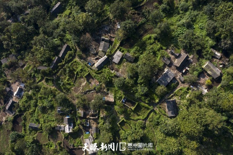 貴州省黔西市新仁苗族鄉(xiāng)化屋村自由組搬遷前的舊貌。（無人機(jī)照片）（史開心 攝）DJI_0726.jpg