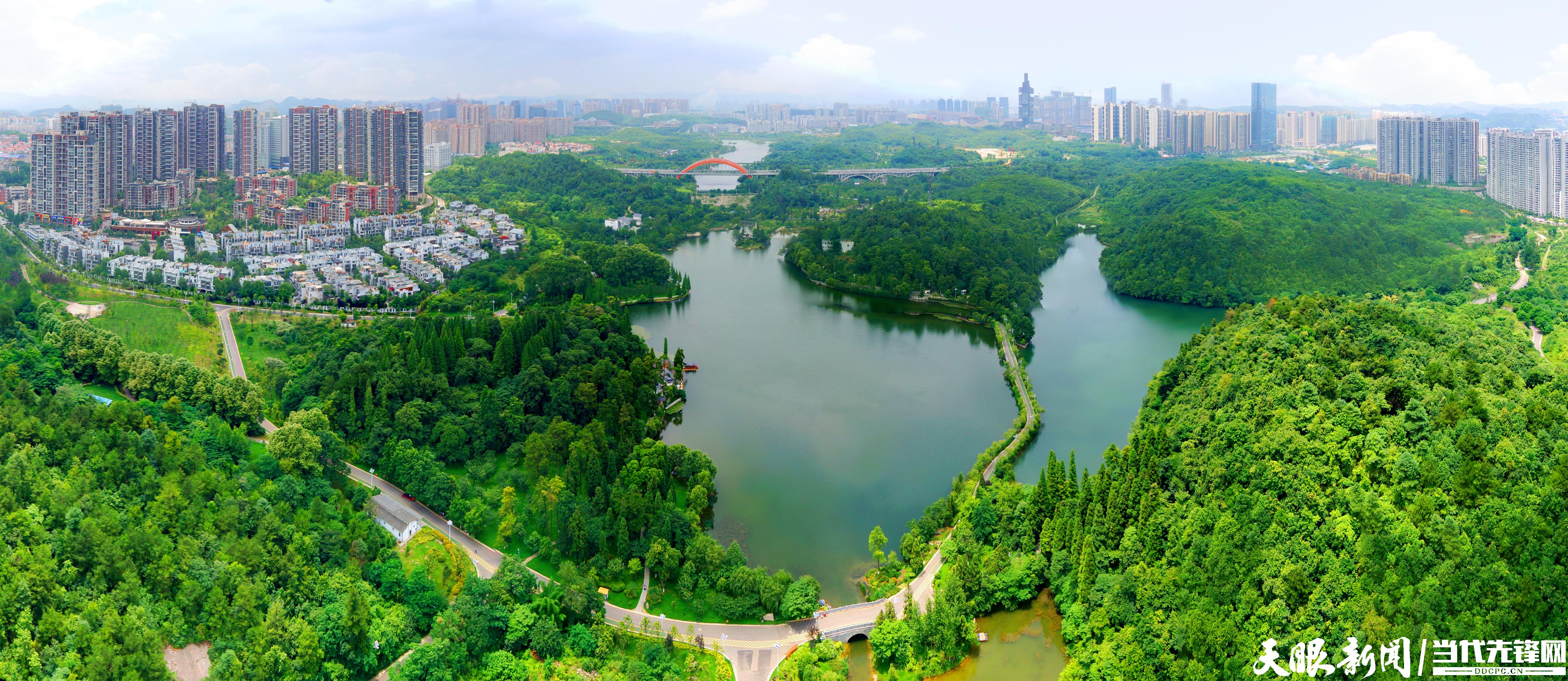 6月份，貴陽市空氣質(zhì)量優(yōu)良率為100%。環(huán)境空氣質(zhì)量綜合指數(shù)低至2.69，創(chuàng)歷史第二低，六項(xiàng)主要污染物自去年來首次呈全部下降趨勢。經(jīng)過近幾年的努力，貴陽市森林覆蓋率2014年底已經(jīng)達(dá)到45%。圖為綠樹環(huán)抱中的貴陽市觀山湖區(qū)。本報(bào)記者 陳慧 攝.jpg