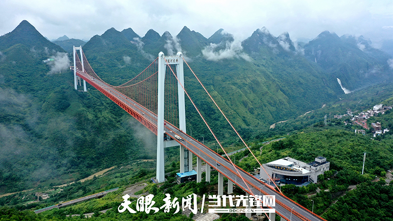 8 滬昆高速鎮(zhèn)寧至勝境關(guān)高速公路壩陵河大橋。.jpg