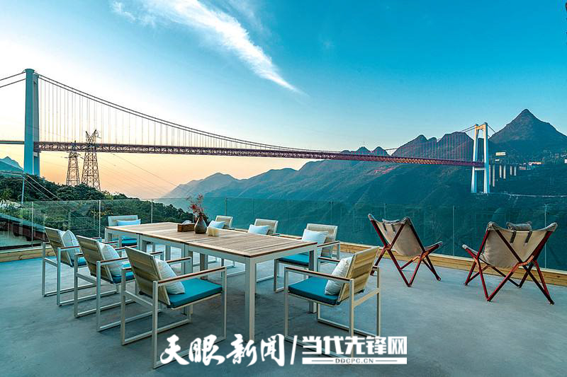 壩陵河大橋旁的民宿 貴州省交通廳 供圖.jpg