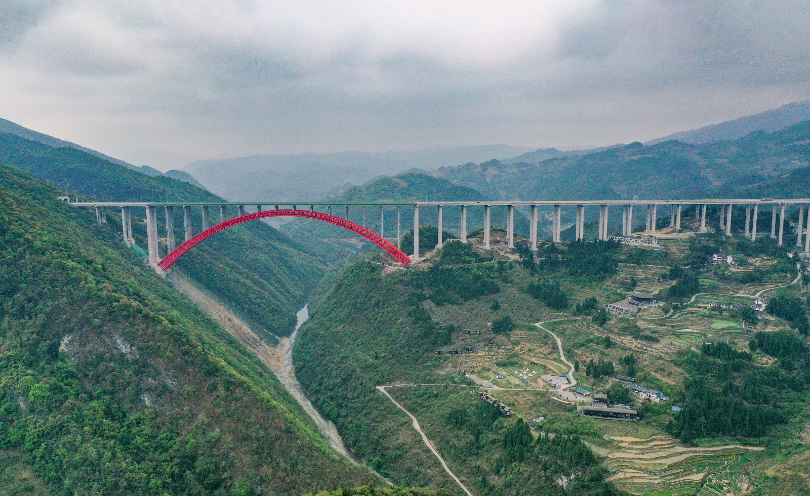 這是4月12日在貴州省遵義市拍攝的大發(fā)渠特大橋（無(wú)人機(jī)全景照片DJI_0369.JPG