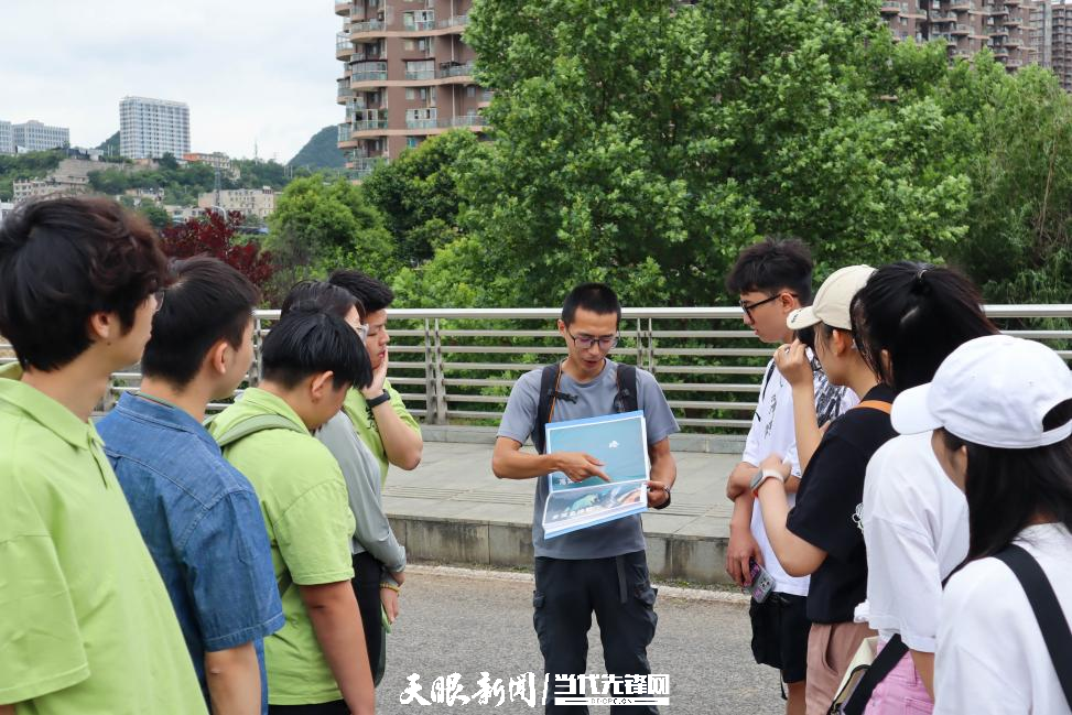 省級“青清河”志愿者陸小龍向隊員們介紹花溪河常見動植物.png
