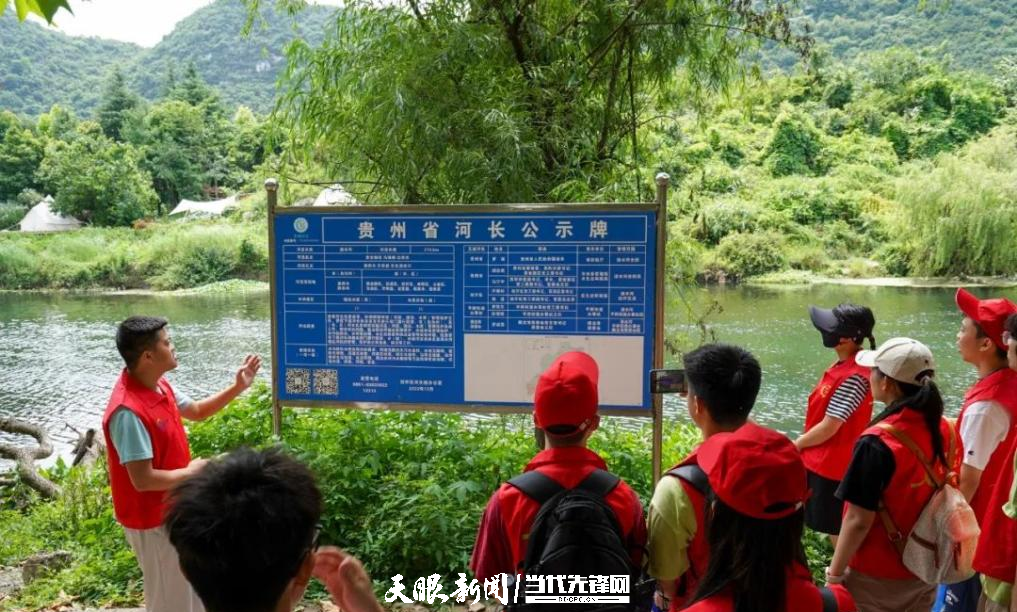 貴陽生態(tài)科普館工作人員、貴陽貴安民間河長羅寒冰介紹河長制與河長牌.png