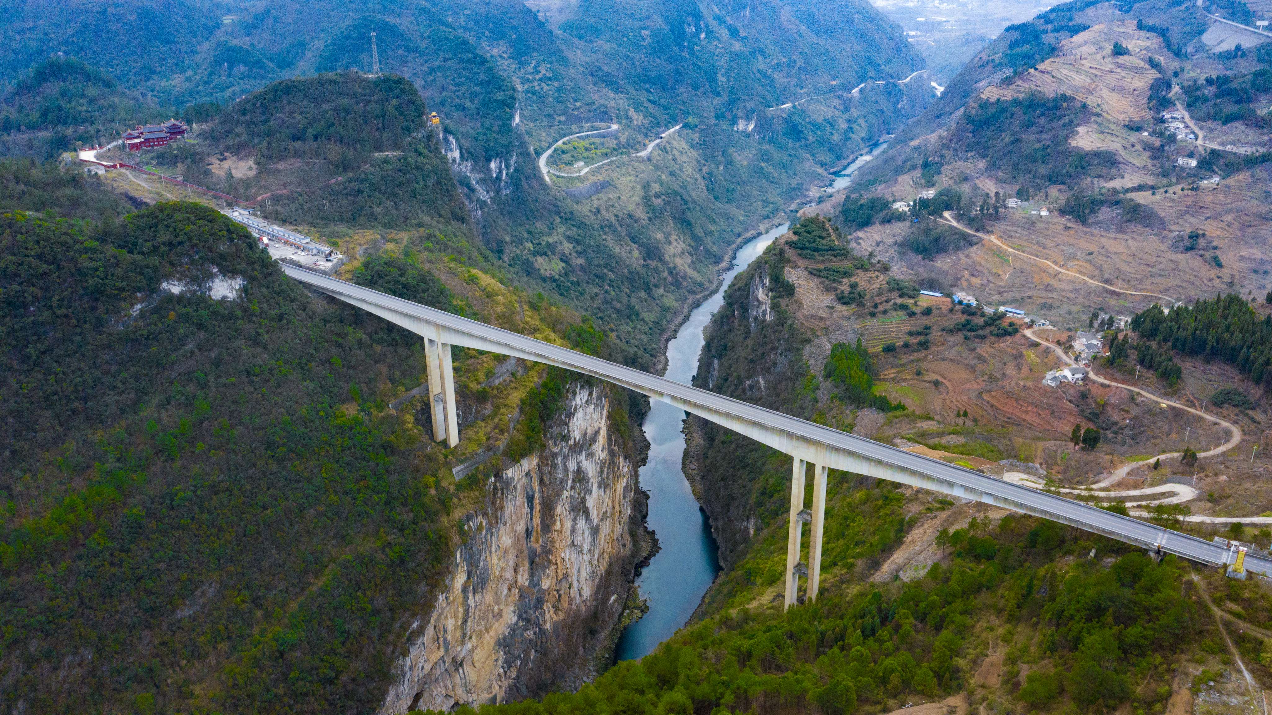 DJI_0818---貴陽至畢節(jié)高等級(jí)公路六廣河大橋。貴州日?qǐng)?bào)天眼新聞?dòng)浾? 聞雙攝.JPG