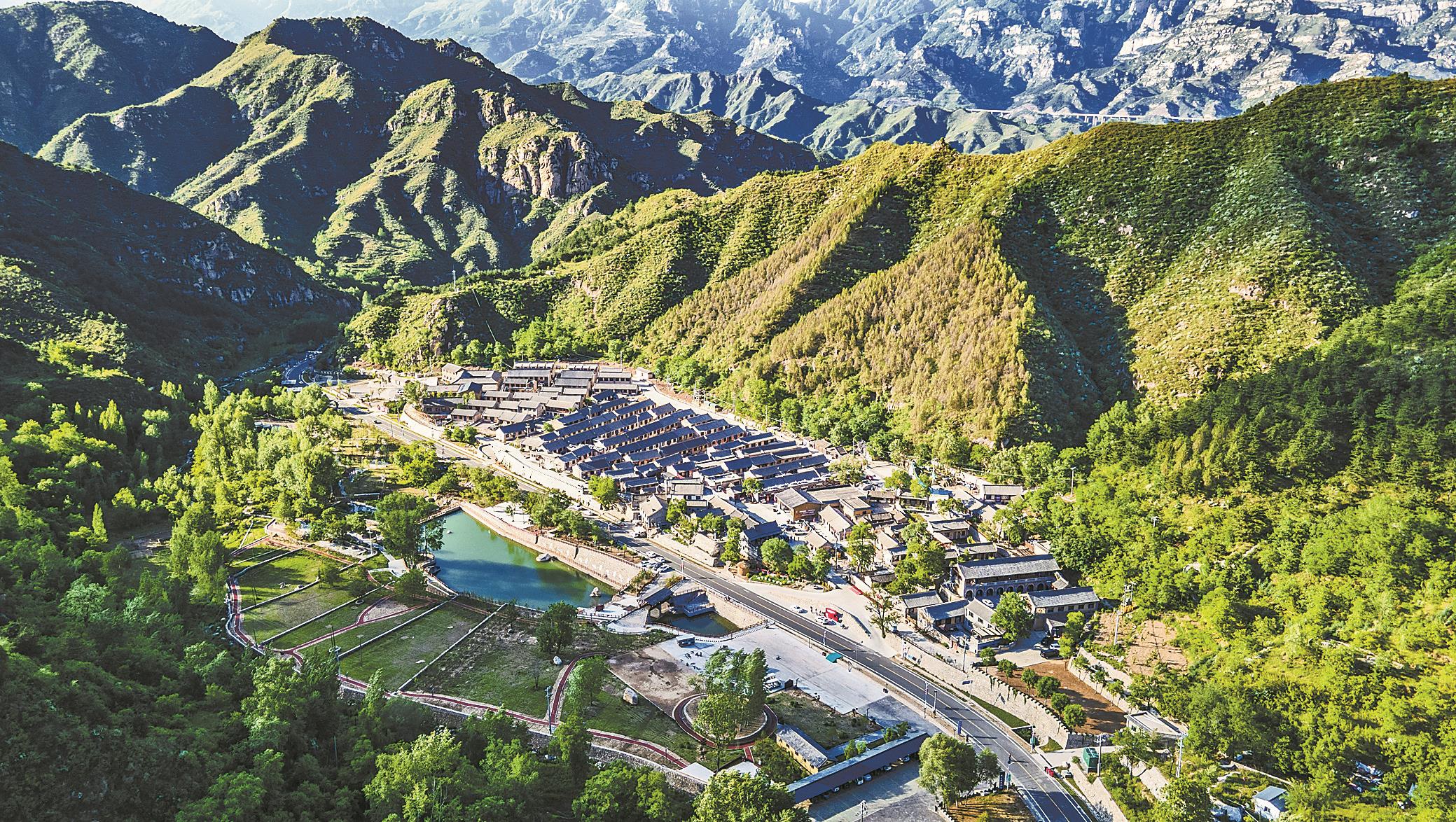 3 綠水青山環(huán)抱中的河北駱駝灣村。河北日報記者 趙杰 攝.jpg