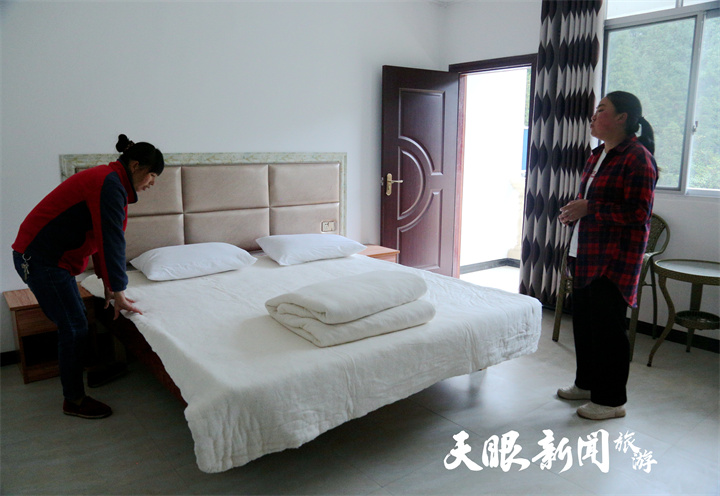大坡鎮(zhèn)旅游專班人員走訪民宿經(jīng)營者.jpg