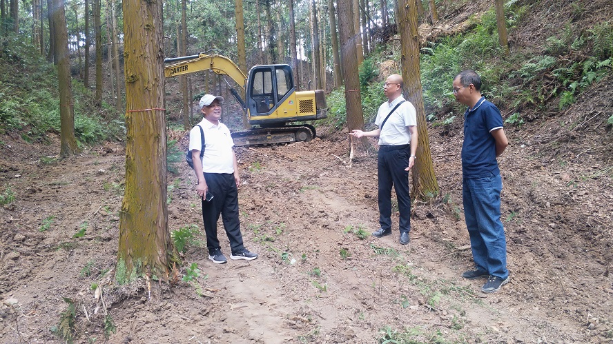 趙光忠（中）到黎平縣德鳳街道汪家莊村天麻種植基地調(diào)研。.jpg