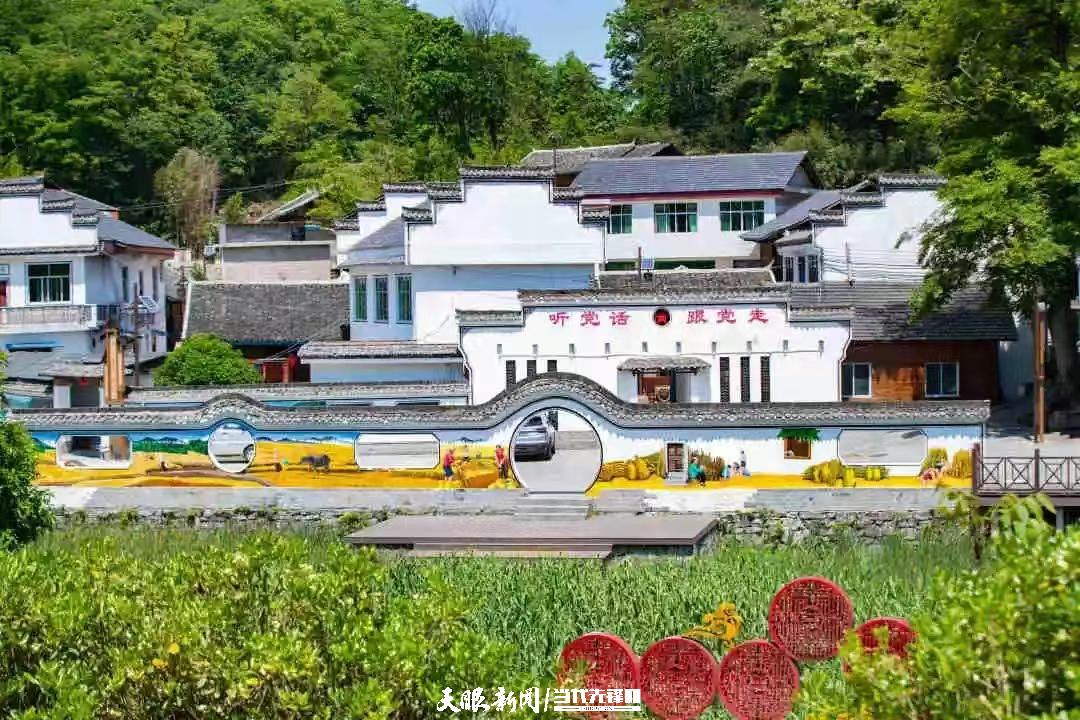 銅仁市萬山區(qū)青年湖村黃家寨美麗村容村貌。楊聰 攝.jpg