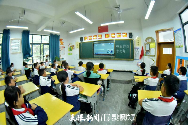 670107-2023年10月26日，學(xué)生在貴州省黔東南苗族侗族自治州從江縣城關(guān)第三小學(xué)科技課上，通過(guò)遠(yuǎn)程觀(guān)看神舟十七號(hào)飛船發(fā)射，了解我國(guó)航天事業(yè)的發(fā)展和空間站的構(gòu)成及功能等科技知識(shí)。.jpg
