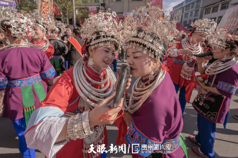 669902-10月25日，錦屏縣平秋鎮(zhèn)的侗族同胞在迎接回娘家的姑媽們。.jpg
