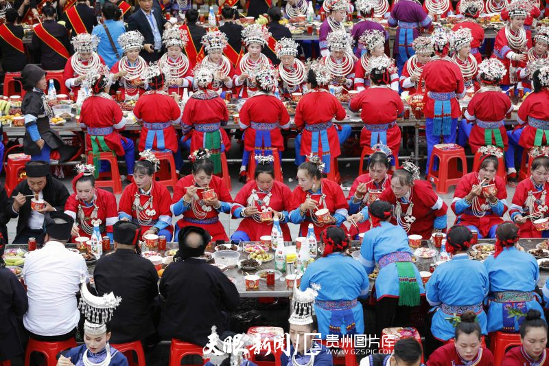 669724-10月25日，人們?cè)阱\屏縣平秋鎮(zhèn)平秋村吃長(zhǎng)桌宴。.jpg
