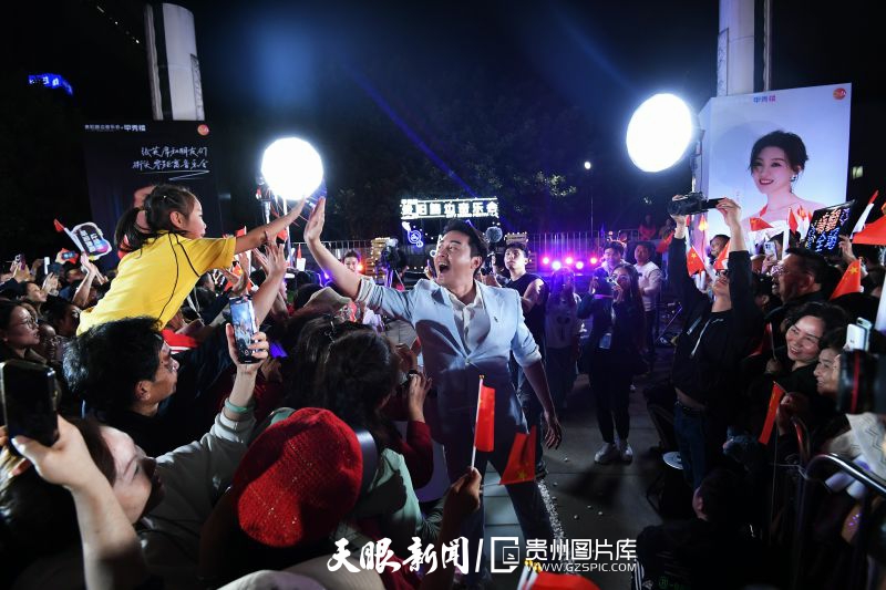 669360-10月23日，在貴陽(yáng)路邊音樂(lè)會(huì)甲秀樓重陽(yáng)專(zhuān)場(chǎng)現(xiàn)場(chǎng)，中國(guó)歌劇舞劇院青年男高音歌唱家張英席與小觀(guān)眾互動(dòng)。.jpg