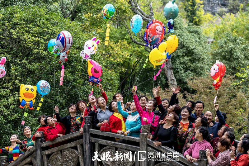 669298-2023年10月23日，人們?cè)谫F州省黔西市鳳凰山公園登高放飛祈福氣球。.jpg