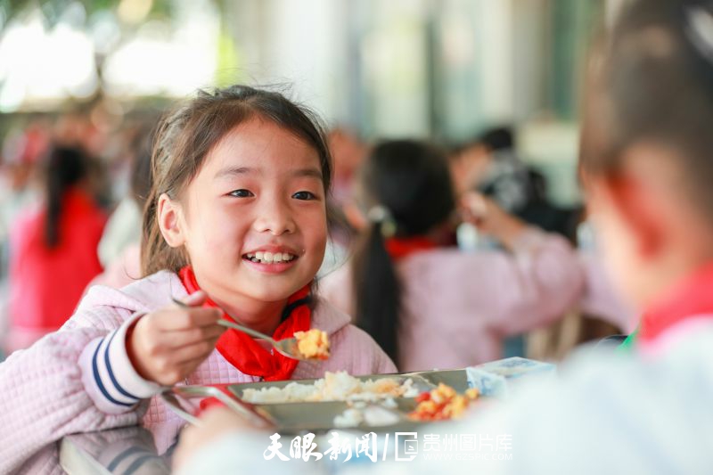 669092-2023年10月23日，貴州省從江縣剛邊壯族鄉(xiāng)中心小學(xué)學(xué)生在食堂享用營(yíng)養(yǎng)餐。.jpg