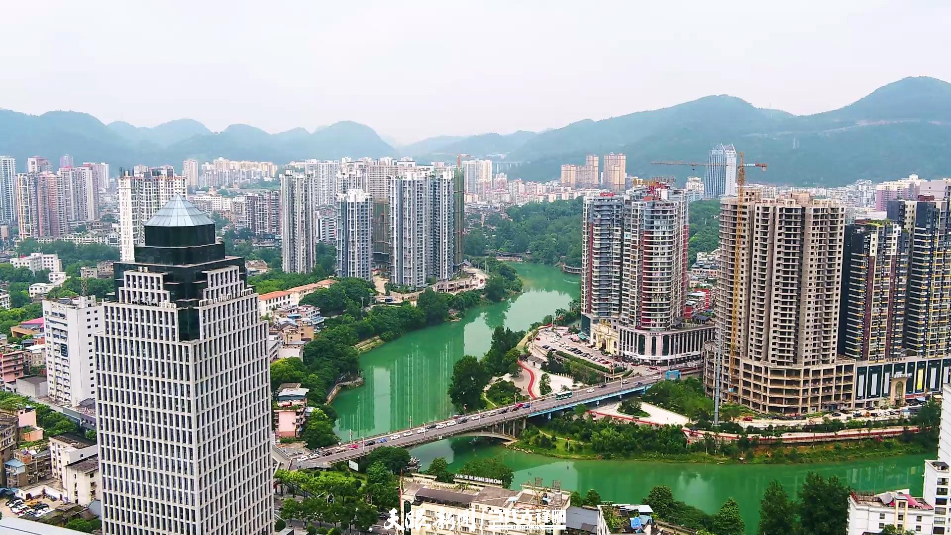 銅仁市錦江河穿城而過。銅仁市融媒體中心供圖.jpg