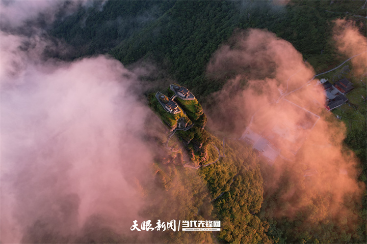 2022年8月13日，俯瞰梵凈山國家級自然保護區(qū)日出景觀。1（李鶴攝）.jpg