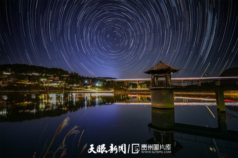 貴州省丹寨縣萬(wàn)達(dá)小鎮(zhèn)東湖的星空。苗西明攝.jpg