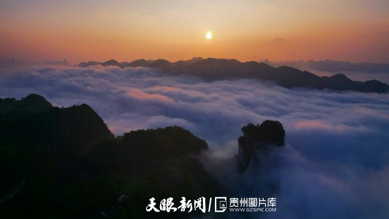 烏江源百里畫(huà)廊化屋景區(qū)的清晨，云海縹緲，宛若人間仙境！袁德志 攝.jpg