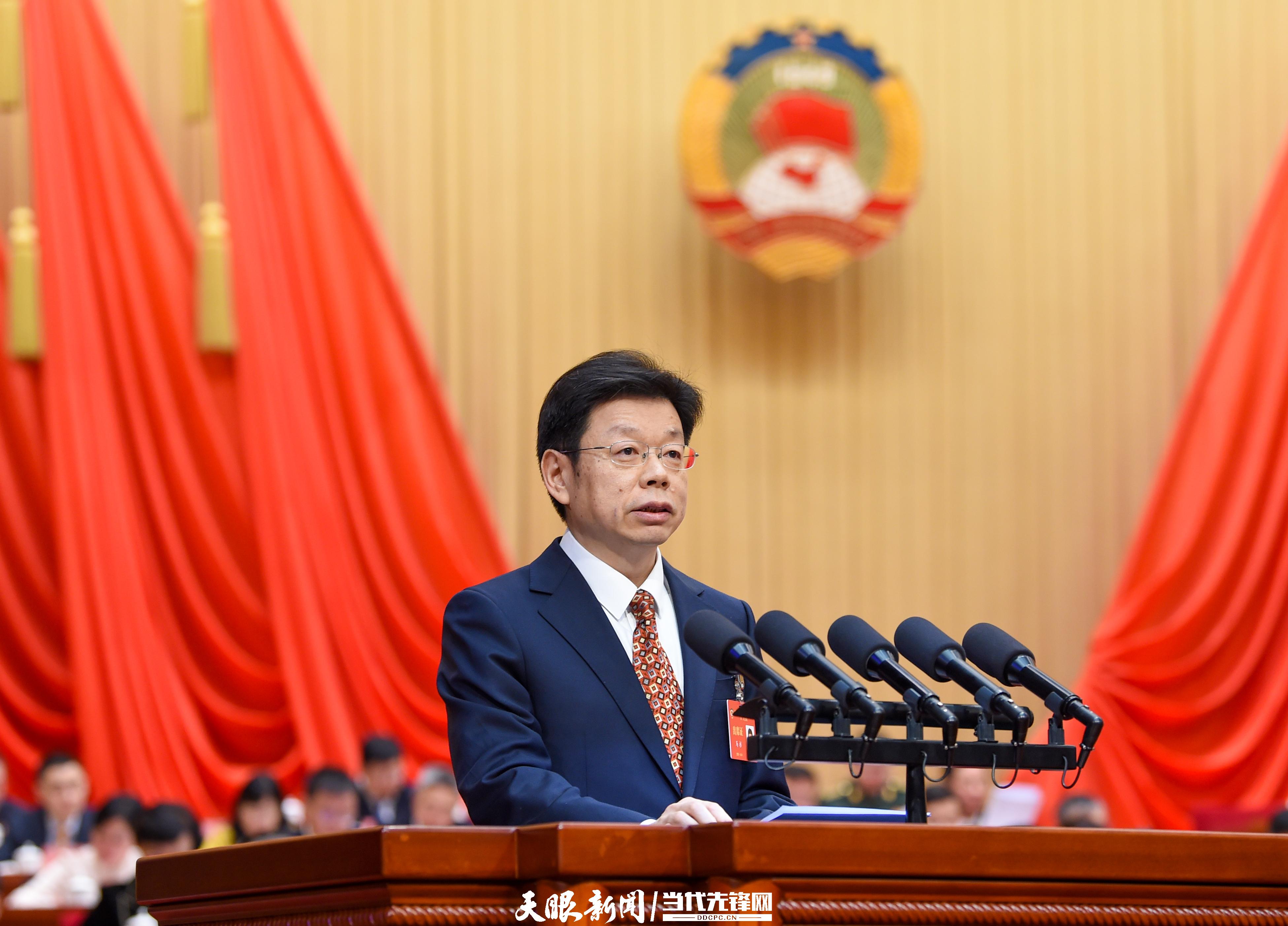 馬杉委員發(fā)言。 貴州日?qǐng)?bào)天眼新聞?dòng)浾?班浪 攝 (1).JPG