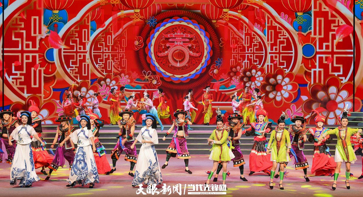 （發(fā)稿）0b5d----團(tuán)拜會(huì)現(xiàn)場(chǎng)，文藝工作者表演了精彩的節(jié)目。貴州日?qǐng)?bào)天眼新聞?dòng)浾?賈智 攝影.jpg