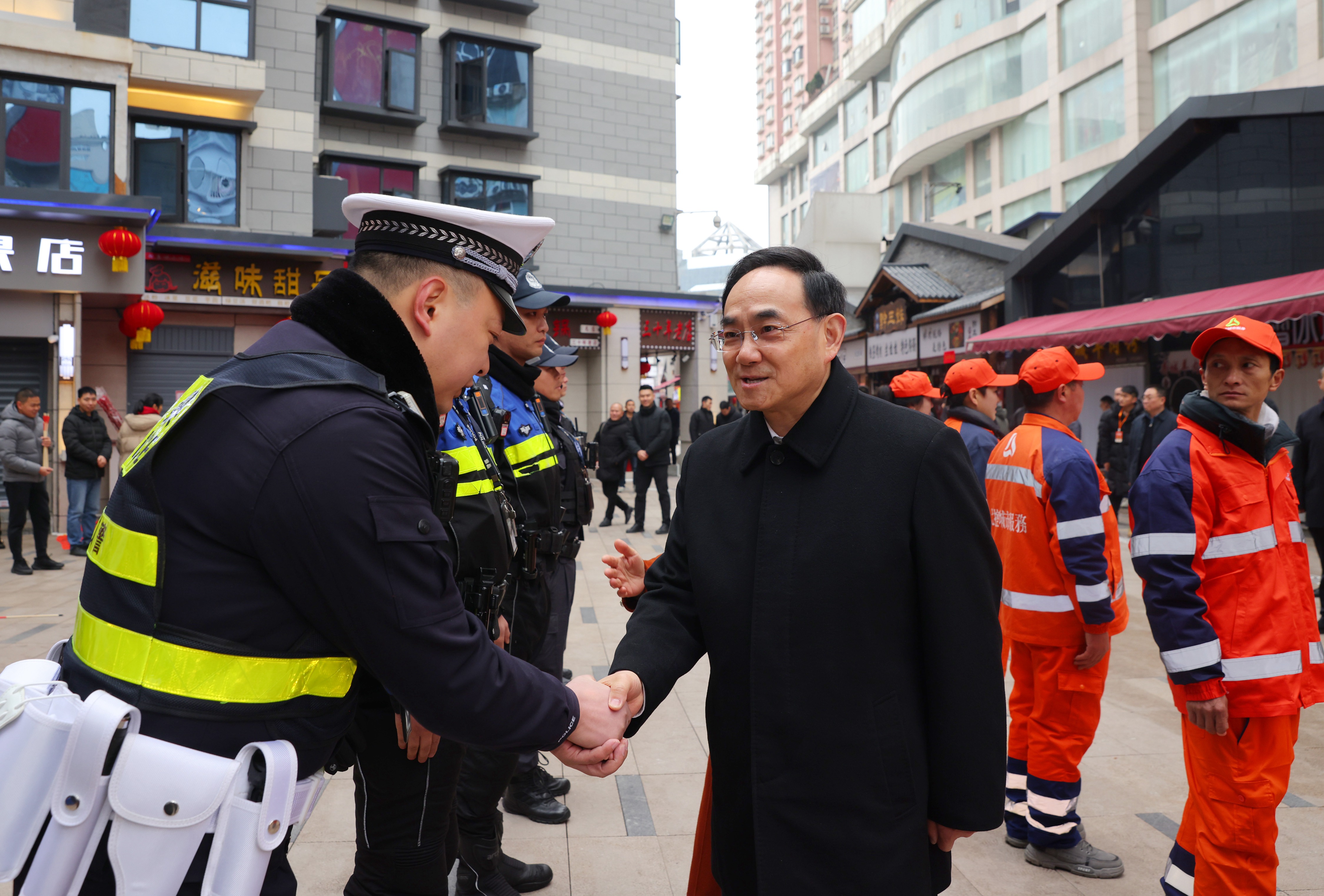 （2）徐麟在南橫街看望慰問一線環(huán)衛(wèi)工人和執(zhí)勤民警。.jpg