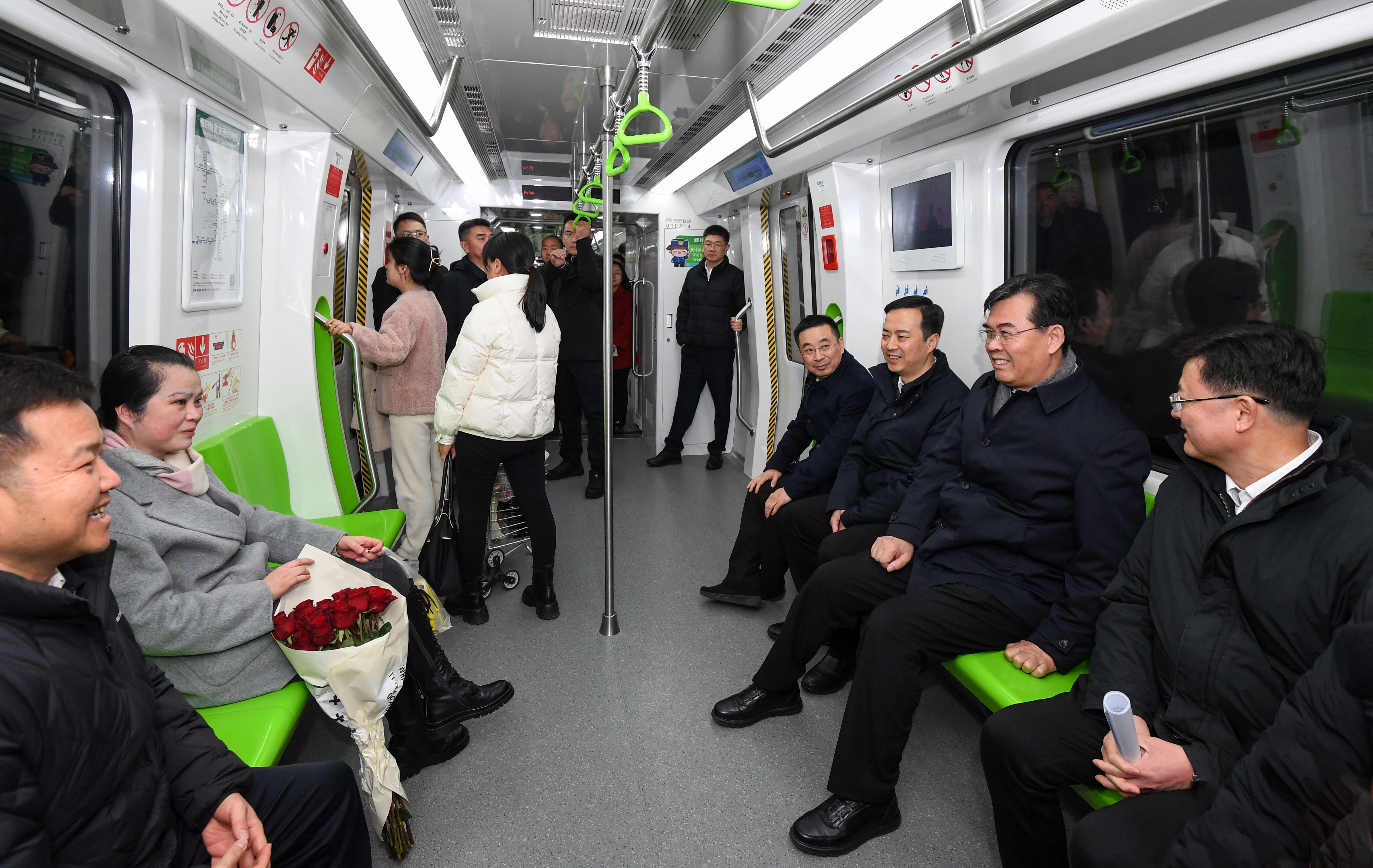 （3）李炳軍在觀山湖公園地鐵站乘坐地鐵與乘客親切交流。.jpg
