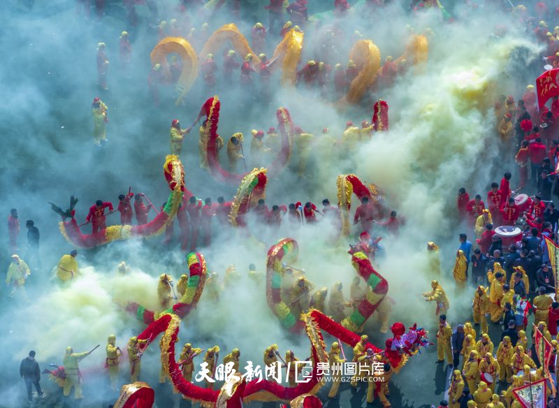 石阡縣2024年“龍騰盛世·錦繡阡城”毛龍節(jié)隆重開幕。來自全縣各地的78支龍燈隊、10支非遺隊伍齊聚一堂，進行集中巡游和展演。伍衛(wèi)東攝.jpg