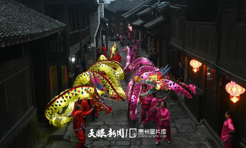 709930-2月19日，松桃苗族自治縣寨英鎮(zhèn)寨英村的人們在舞滾龍。.jpg