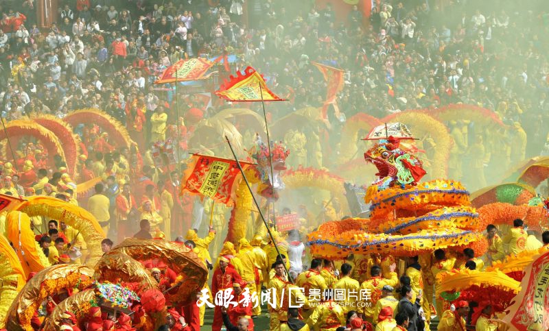 709955-2024年2月20日，人們在貴州省銅仁市石阡縣體育場參加舞毛龍展演。.jpg