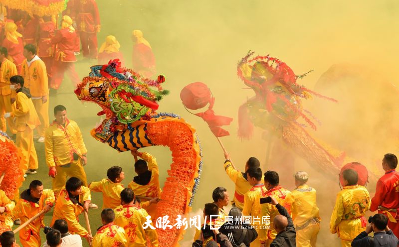 710159-2024年2月20日，當地舞龍隊員在貴州省石阡縣仡佬毛龍節(jié)活動中參加舞毛龍展演。.jpg
