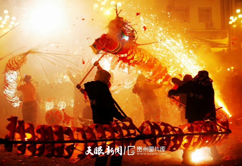 710308-2024年2月20日貴州施秉縣城過年迎春傳統“炸龍”。.jpg