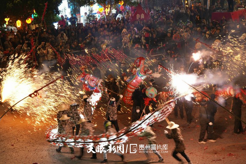 710358-2月20日，人們在貴州省黔東南苗族侗族自治州施秉縣城關鎮(zhèn)街道觀看“炸龍”。.jpg