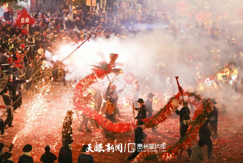 710428-2024年2月20日，人們在貴州省黔東南苗族侗族自治州施秉縣城關鎮(zhèn)街道“炸龍”。.jpg