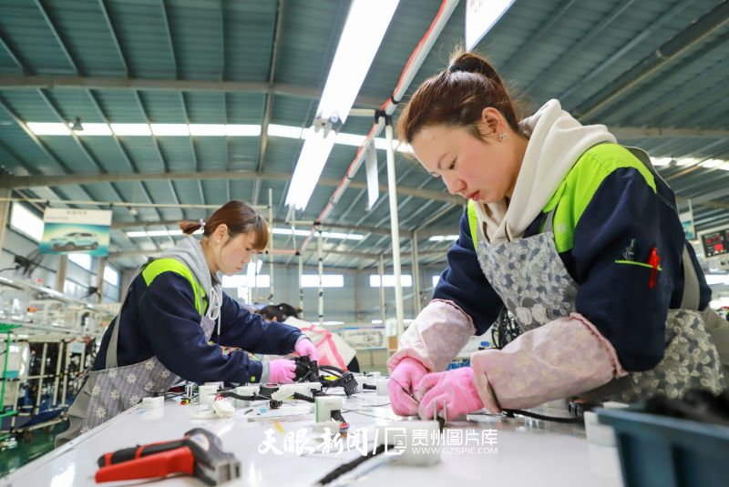 710503-今年企業(yè)剛簽訂了優(yōu)強汽車企業(yè)的生產訂單，員工們開足馬力趕訂單，力爭早日滿產達產。.jpg