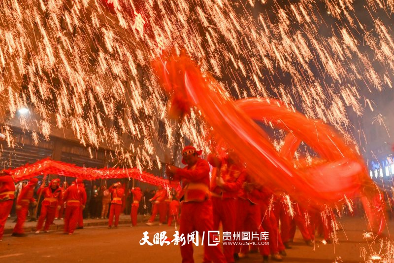 710601-2024年2月20日，人們參加貴州省畢節(jié)市百里杜鵑管理區(qū)百納鄉(xiāng)舞龍巡游表演和打鐵花表演。.jpg