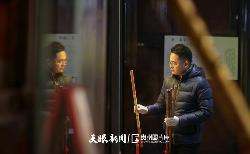 710669-2024年2月21日，在貴州省銅仁市玉屏侗族自治縣簫笛博物館，技術員在維護簫笛藏品。.jpg