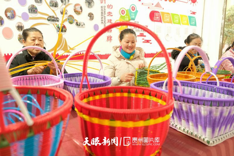 710720-圖為2月22日，在天柱縣濱江社區(qū)黨群務合作社，員工忙著趕制編織品。.jpg