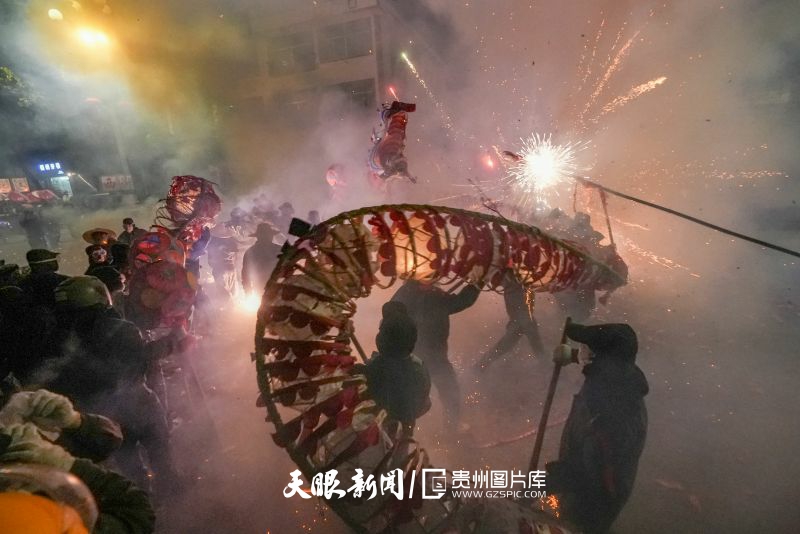 710828-2月20日，人們在貴州省黔東南苗族侗族自治州施秉縣城關鎮(zhèn)街道“炸龍”祈福迎元宵。.jpg