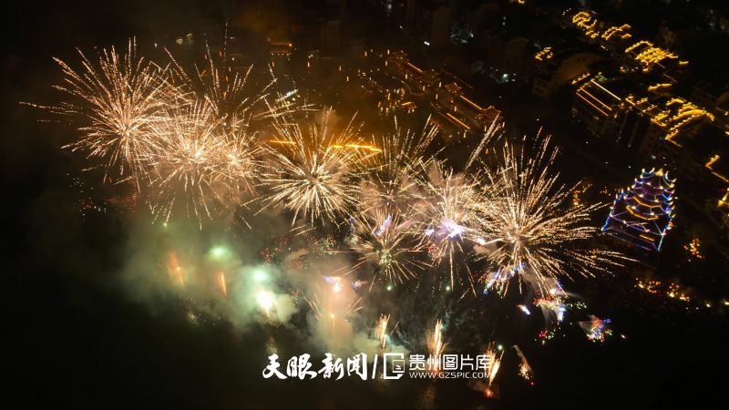 鎮(zhèn)遠：多彩活動鬧元宵 歡樂祥樂新春車逢路 田應鵬 歐立 龍世才.jpg