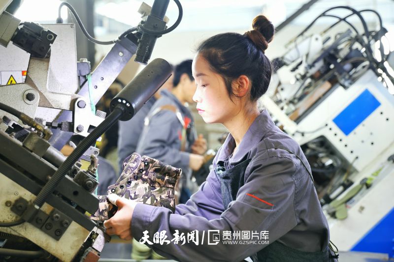710993-2月23日，在貴州陸海龍騰鞋業(yè)有限公司生產車間內，機器鳴響不停，數百工人們正忙碌地在各生產線上趕制新訂單。.jpg