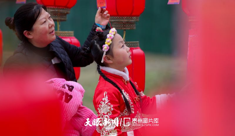711202-2月23日，家長帶著小朋友在貴陽市觀山湖區(qū)觀山湖公園猜燈謎。.jpg