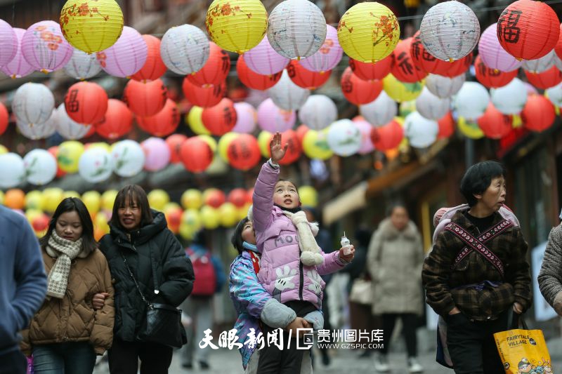 711505-2月24日，市民在貴州省黔南布依族苗族自治州都勻市石板街賞燈游玩。.jpg