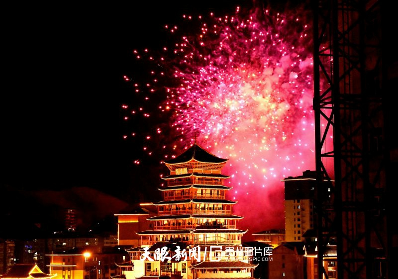 711594-2024年2月24日，數萬群眾在貴州省黔東南苗族侗族自治州錦屏縣城觀看燃放煙花表演。.jpg
