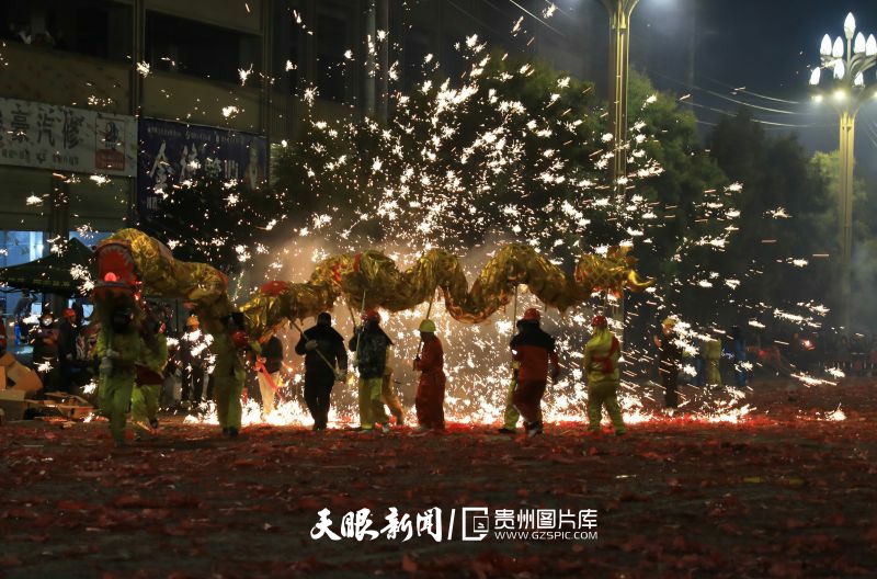711665-2月24日，人們在貴州省赤水市文化大道進行舞龍表演。.jpg