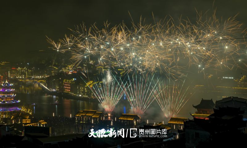 711705-?陽河畔，煙花美景鬧元宵。.jpg