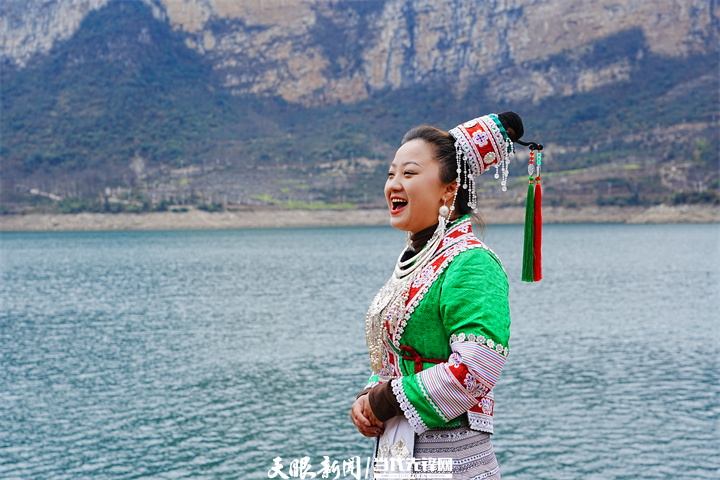 1 貴州省畢節(jié)市黔西市新仁苗族鄉(xiāng)化屋村村民趙銀鳳在烏江邊上唱起迎客歌.jpg