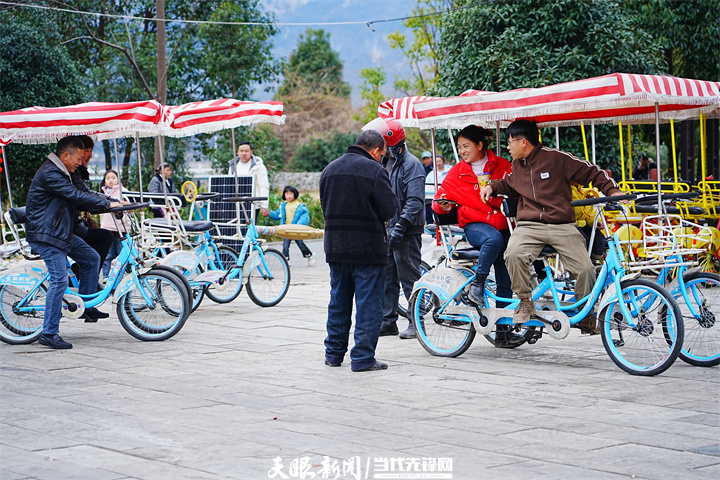 8 在化屋村，游客可以租自行車騎行.jpg
