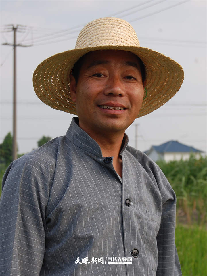 3 楊曉峰是練塘田山歌第三代傳承人，1995年開始從事鎮(zhèn)文化中心站的群眾文化工作和非遺保護與傳承工作。圖為楊曉峰在民間收集大量寶貴資料時的工作留影。.jpg
