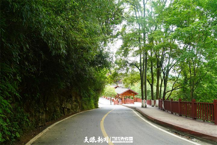 5 2022年，十八洞村梨子寨的進(jìn)寨路。.jpg