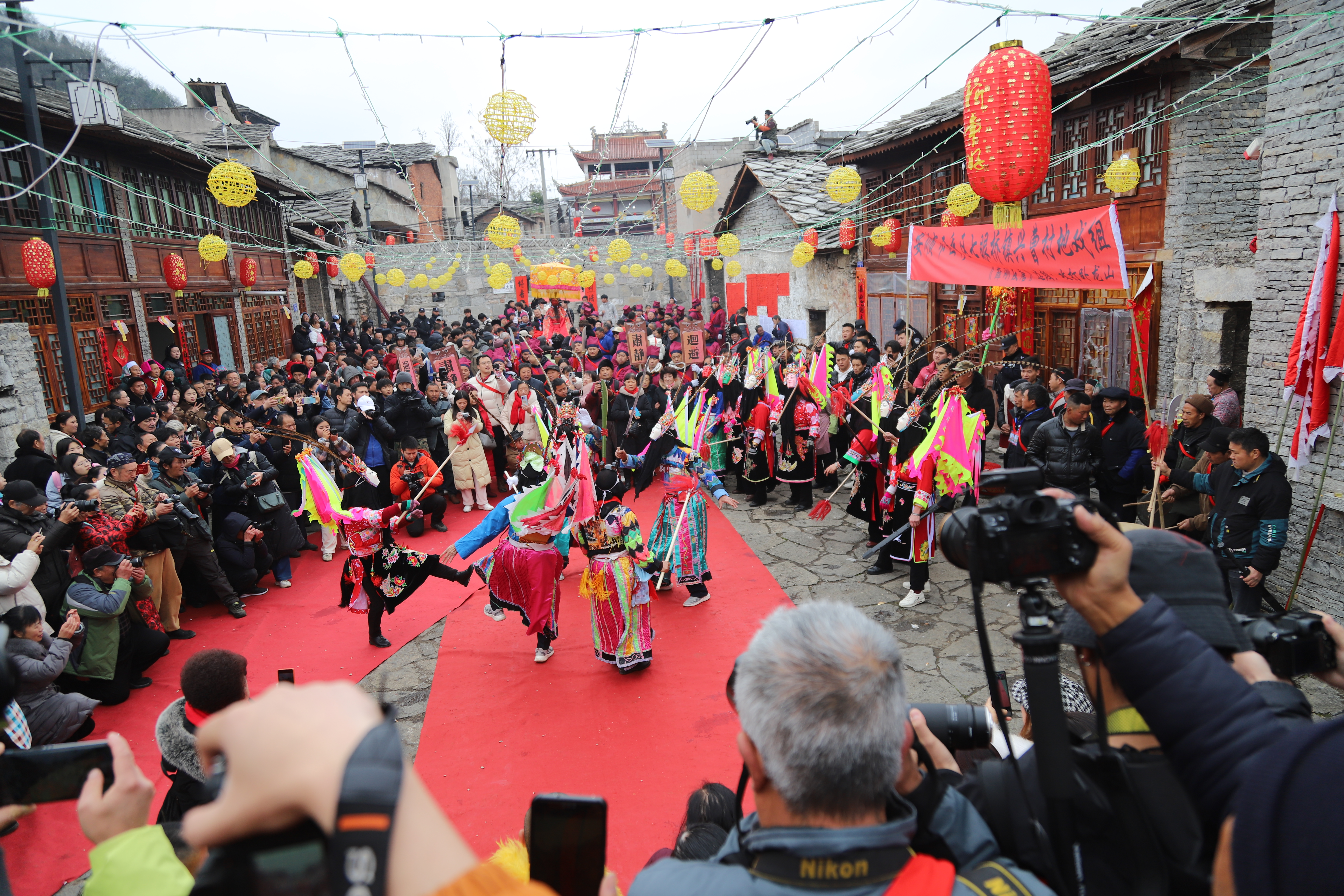 安順市西秀區(qū)鮑家屯村村民在“抬亭子”活動上進行地戲表演。盧維  攝.JPG